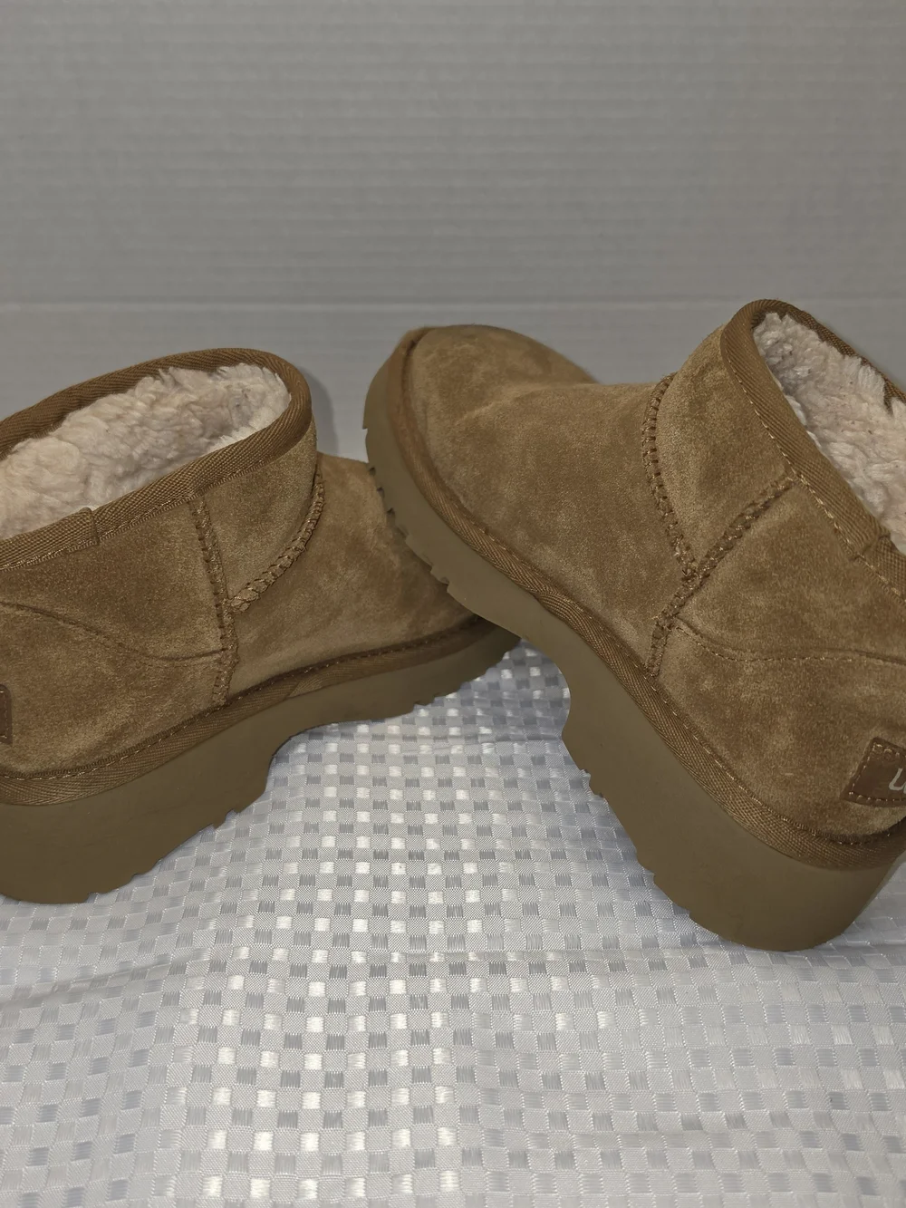 UGG kids Classic Mini Boots Chestnut Brown Size 3